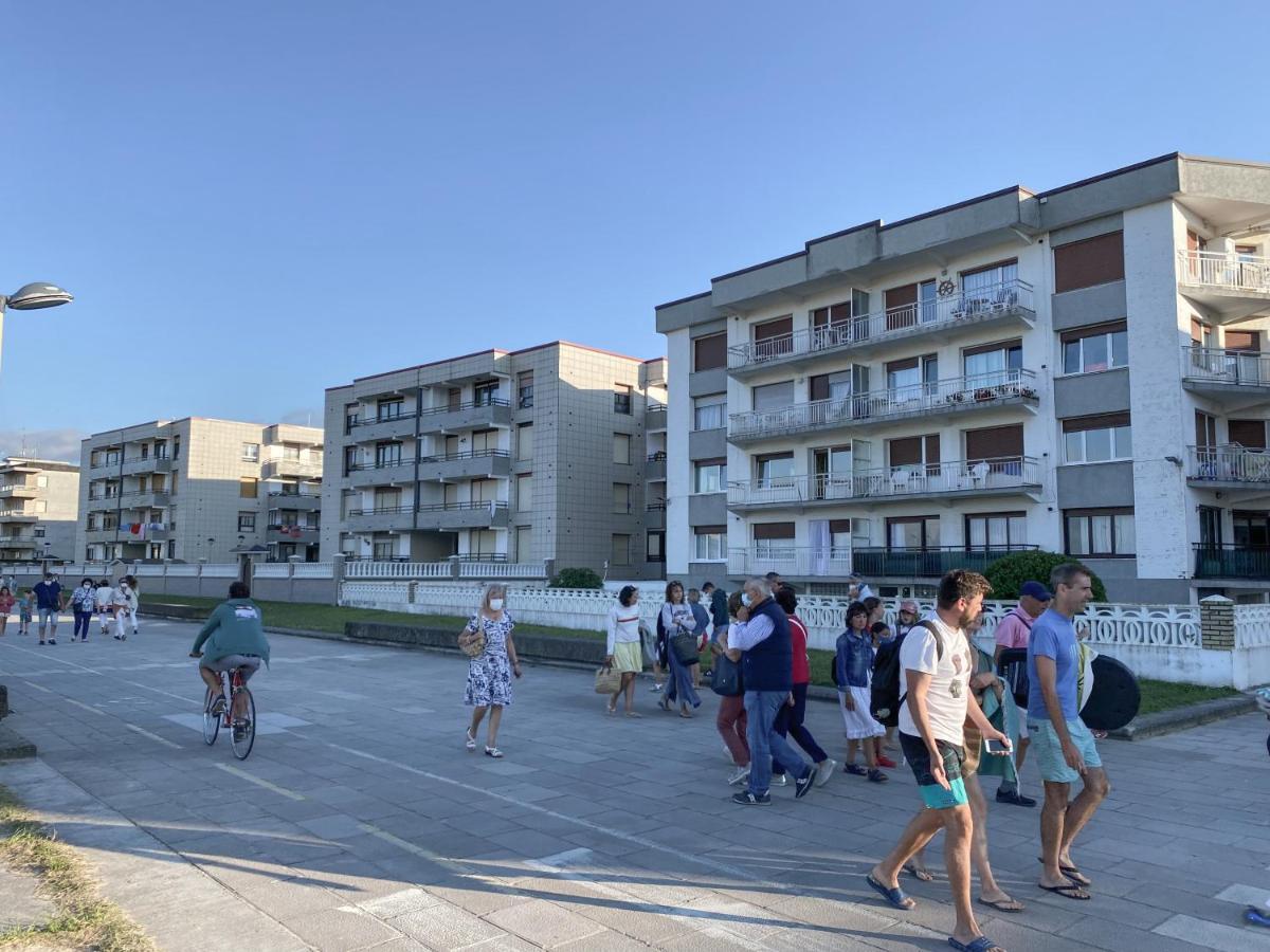 Piso Primera Linea de Playa Laredo Exterior foto
