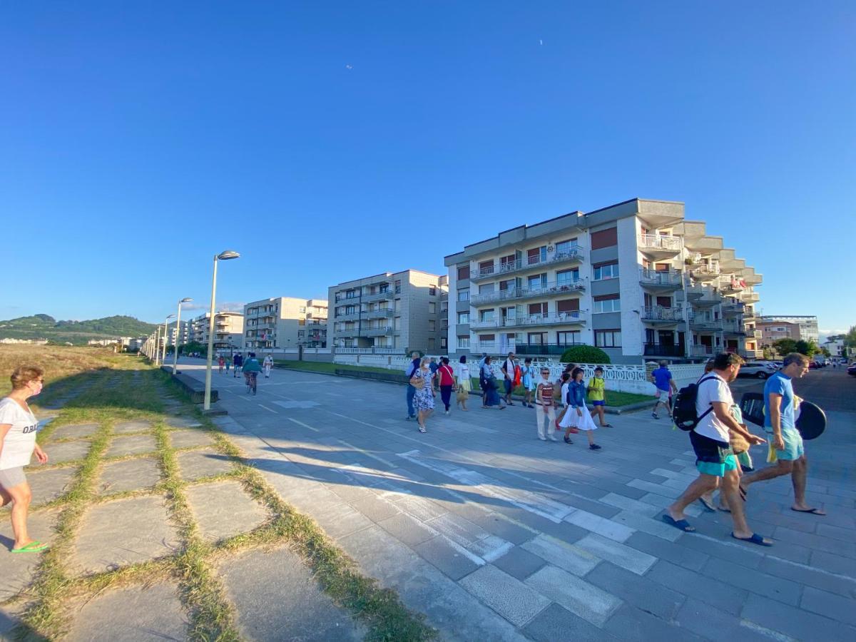 Piso Primera Linea de Playa Laredo Exterior foto