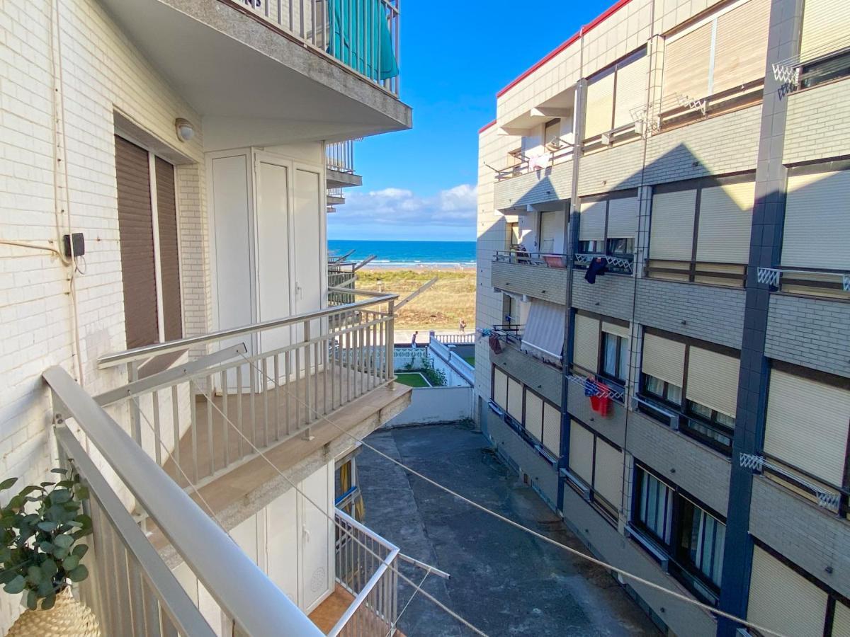 Piso Primera Linea de Playa Laredo Exterior foto