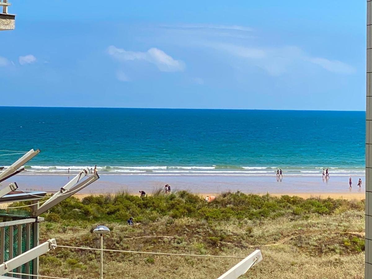 Piso Primera Linea de Playa Laredo Exterior foto