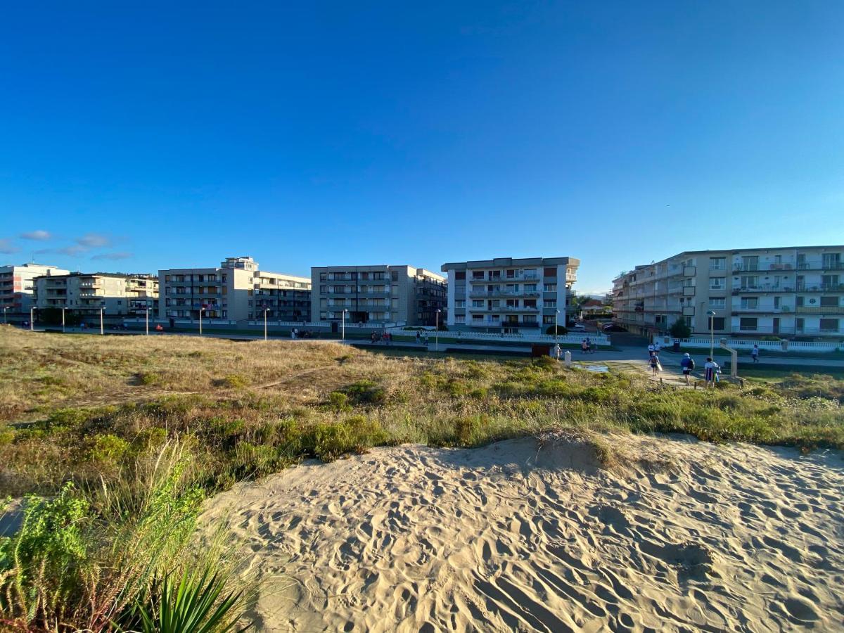 Piso Primera Linea de Playa Laredo Exterior foto