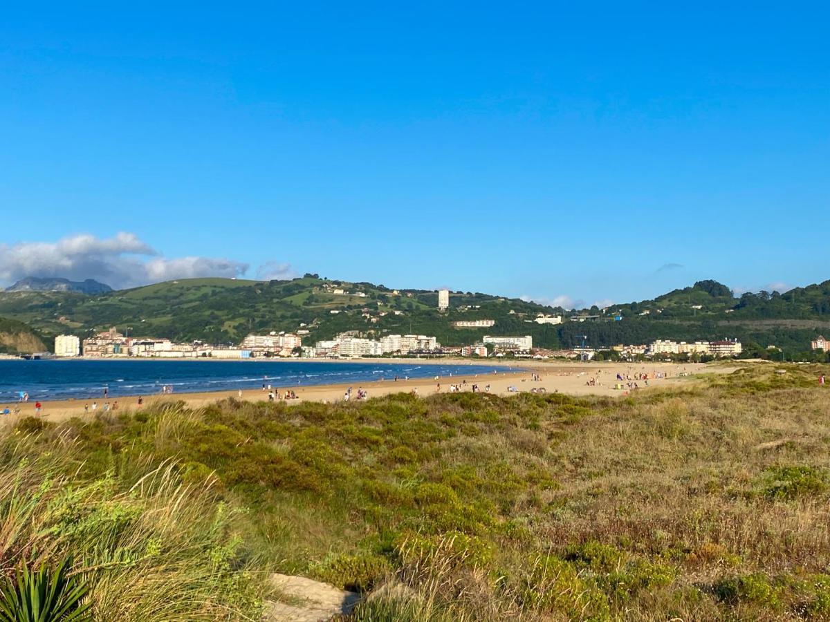 Piso Primera Linea de Playa Laredo Exterior foto